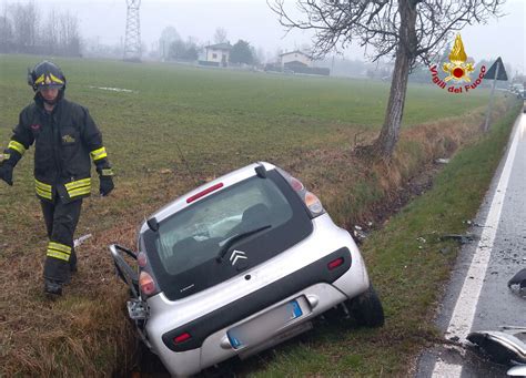 Scontro Frontale Sul Rettilineo Auto Semidistrutte Due Feriti Uno In