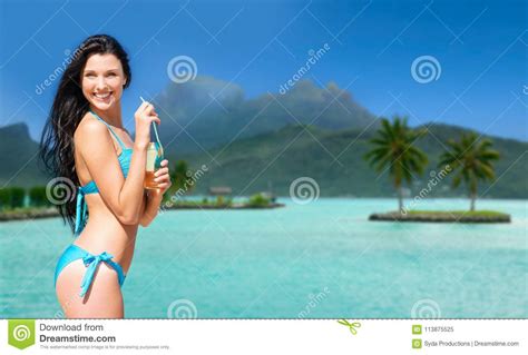 Mujer En Bikini Con La Bebida En La Playa Del Bora Del Bora Imagen De