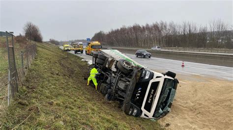 Friedberg Dasing Lkw Kippt Auf A Bei Dasing Um Und Verliert Tonnen