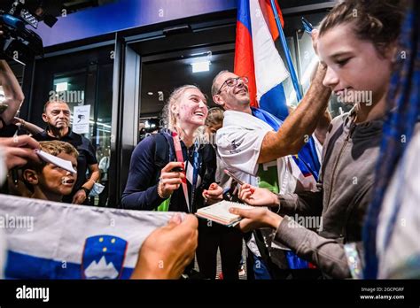 Janja Garnbret alpiniste slovène accueille ses fans à l aéroport de