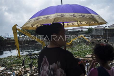 Normalisasi Waduk Pluit Antara Foto