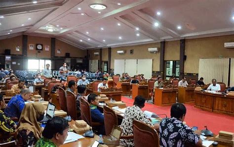 Dewan Minta Pemkab Kotim Awasi Jam Operasional Minimarket