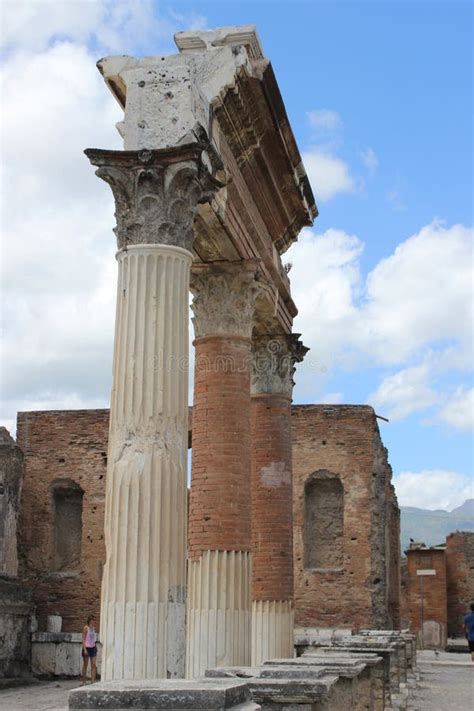 Columnas Romanas Antiguas Del Corinthian En Pompeya Italia Imagen De