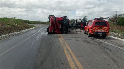 Acidente de trânsito entre caminhões e motocicleta em Forquilha