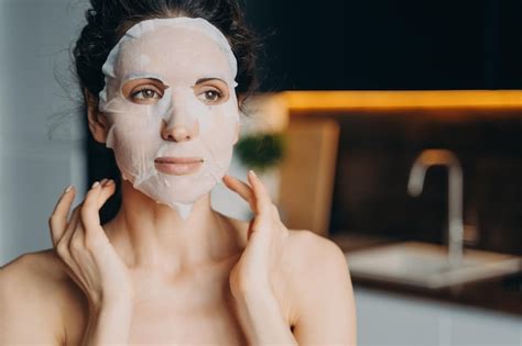 Mujer Con Hombros Desnudos Usa Mascarilla Facial De Rejuvenecimiento