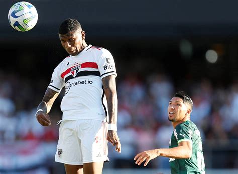 Arboleda recebe apoio da torcida após falhas contra o Palmeiras