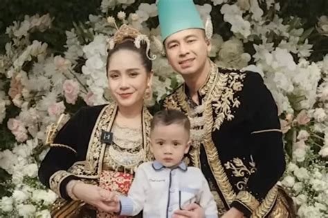 Rayakan Ulang Tahun Pernikahan Raffi Ahmad Dan Nagita Slavina Kenakan