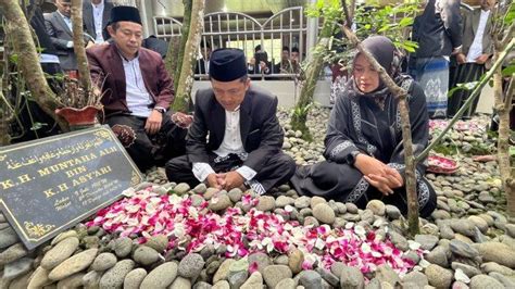 Bupati Afif Ziarahi Makam Pendiri Ulama Pahlawan Dan Leluhur