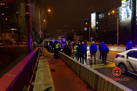 В Днепре на мосту перевернулась легковушка одна девушка вылетела из