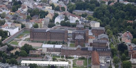 Attentäter von Halle klettert über Zaun Jüdische Allgemeine