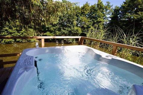 Les Meilleures Cabanes Dans Les Arbres Avec Jacuzzi En Bretagne