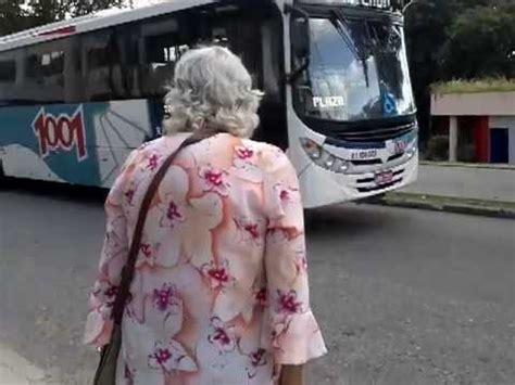 idosa tenta pegar ônibus no hospital fundão e motorista passa direto