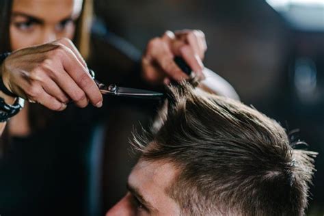 Coiffeur à domicile une coupe maison La vie en mode