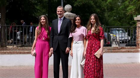 Las Vacaciones Familiares Y Blindadas De Los Reyes Felipe Vi Y Letizia Con Sus Hijas En Navidad