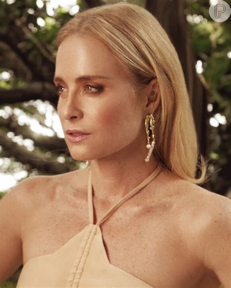 Angélica exibe barriga definida em look nude e fãs se empolgam Confira Fotos Purepeople