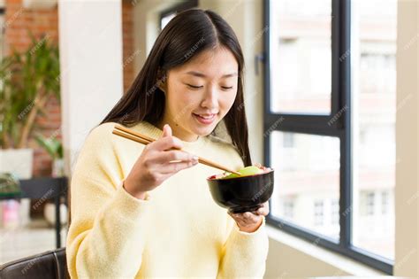 Premium Photo Asian Pretty Woman Eating A Ramen Noodles Bowl