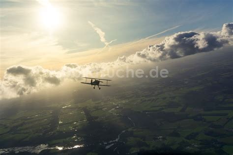 Bremervörde von oben Flugzeug Bücker 131 Jungmann im Fluge über dem