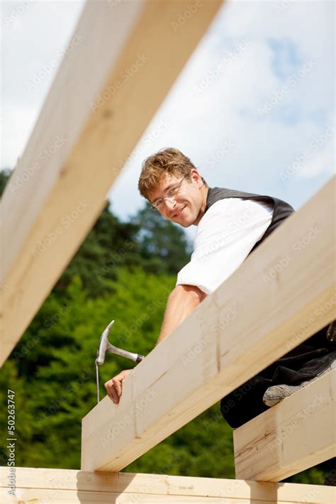 Zimmermann Arbeitet Auf Dem Dach Stock Foto Adobe Stock