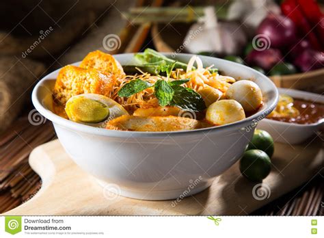 Sopa De Macarronete Picante Do Caril Tradicional Imagem De Stock