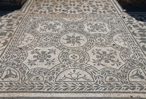 Art and sculptures from Hadrian’s Villa: Black-and-white mosaics with ...