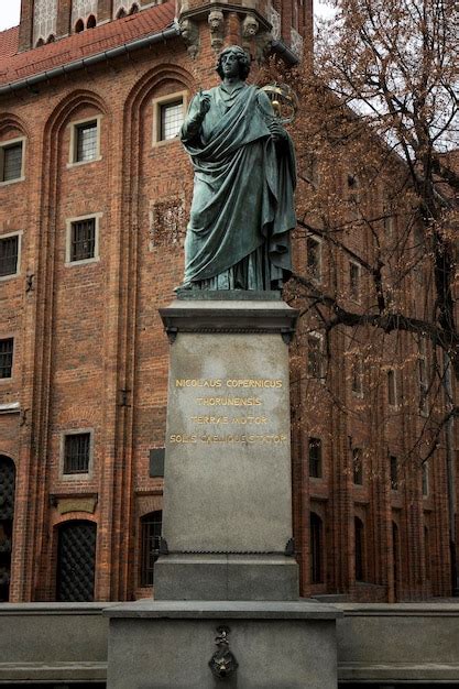 Premium Photo | Monument to nicolaus copernicus in torun