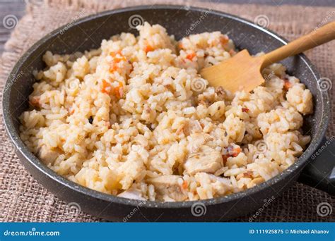 Pilau Em Uma Frigideira Um Prato Do Arroz Carne Imagem De Stock