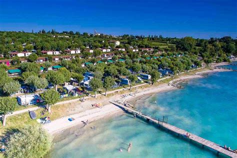 Camping Am Gardasee Mit Zelten Caravan Wohnmobil Und Wohnwagen In