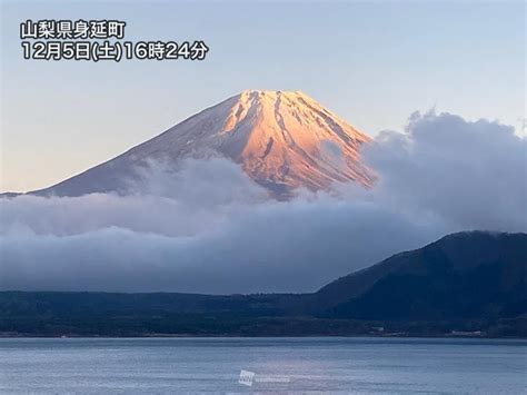 夕暮れに美しい紅富士 雪化粧した富士山が紅く染まる ウェザーニュース 富士山 美しい景色 夕暮れ