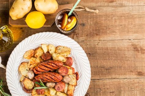 Une Assiette De D Licieuses Pommes De Terre Et Saucisses Au Four