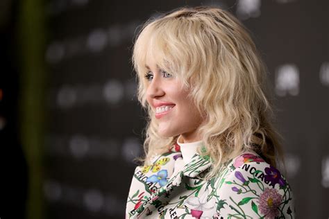 taglio di capelli wolf cut donna 11