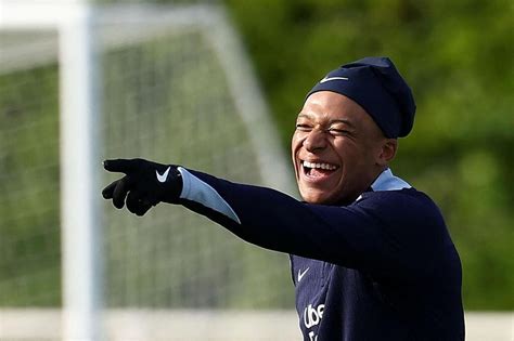 Football Kylian Mbappé signe un maillot du Real Madrid à