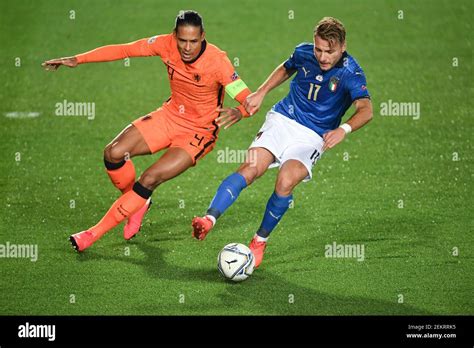 Virgile Van Dijk Des Pays Bas Et Ciro Immobile De L Italie Lors Du