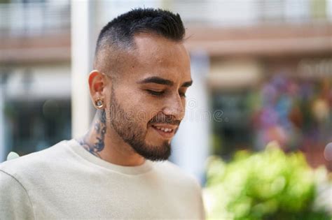 Joven Hispano Sonriendo Confiado Apuntando Con Los Dedos A La Calle