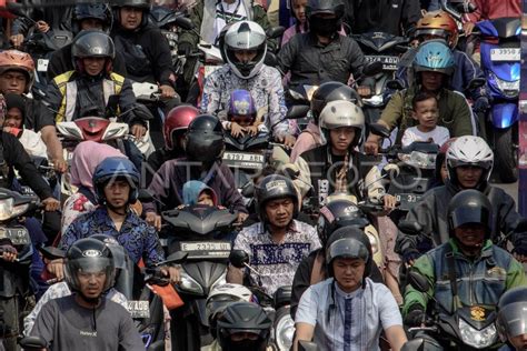 Kepadatan Kendaraan Saat Idul Fitri Di Bandung Antara Foto