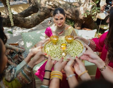 Athiya Shetty And Kl Rahul Share Inside Pictures From Mehendi And