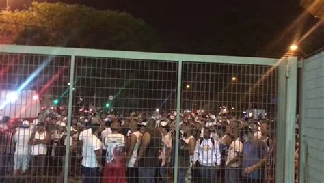 Torcida Do S O Paulo Protesta Na Porta Do Morumbi Ap S Empate O Csa