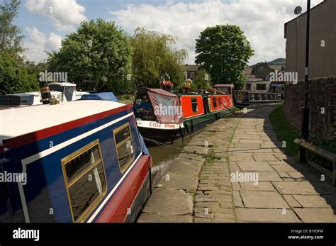 Barges Narrow Boats Narrowboats Moored On Leeds Liverpool Canal Skipton