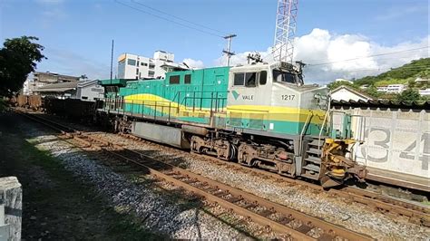 Trem Cargueiro de Minério da Vale Subindo Vazio Passando na Cidade de