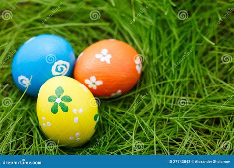 Ovos De Easter Em Uma Grama Imagem De Stock Imagem De Fresco