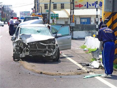 撞電桿又被撞 2月女嬰彈出亡 社會 自由時報電子報