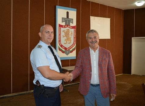 Кметът на Монтана подари телевизор на отличил се полицай