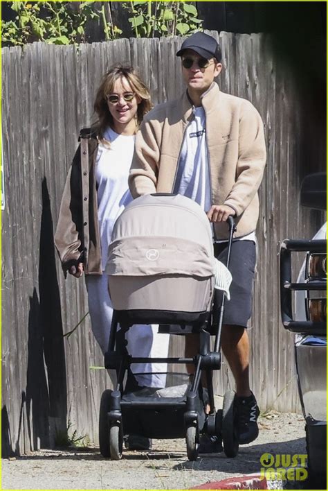 Robert Pattinson Suki Waterhouse Enjoy A Sunday Stroll With Their