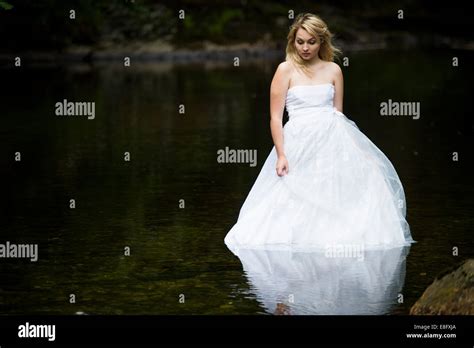 Trash The Dress eine junge blonde Frau Mädchen Modell Braut tragen weiße Ballkleid Brautkleid