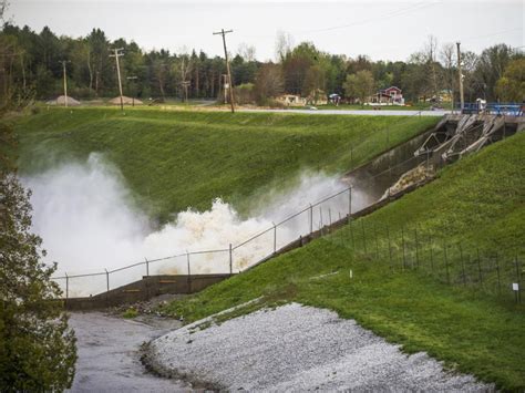 Usa Des Milliers D Vacuations Apr S Deux D Bordements De Barrage