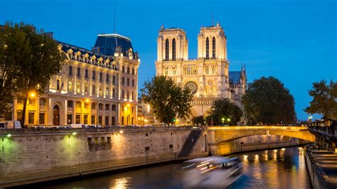 Paris Has a New Scenic Walkway Along the River Seine | Condé Nast Traveler