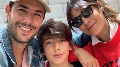 Hijo De Sebastián Martínez Y Hanny Vizcaino Posan Para Una Foto