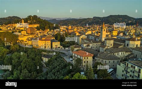 Vista aérea de la ciudad medieval de Ascoli Piceno el centro histórico