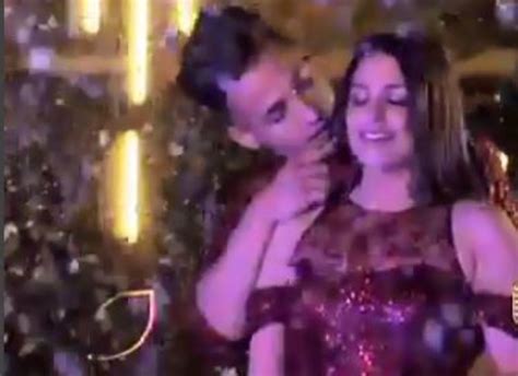 Bigg Boss Grand Finale Asim Riaz Offers Himanshi Khurana A Ring As