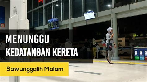 Menunggu Kedatangan Kereta Api Sawunggalih Malam YouTube