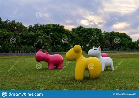 Colorful animals statues. editorial stock image. Image of colorful - 137014059